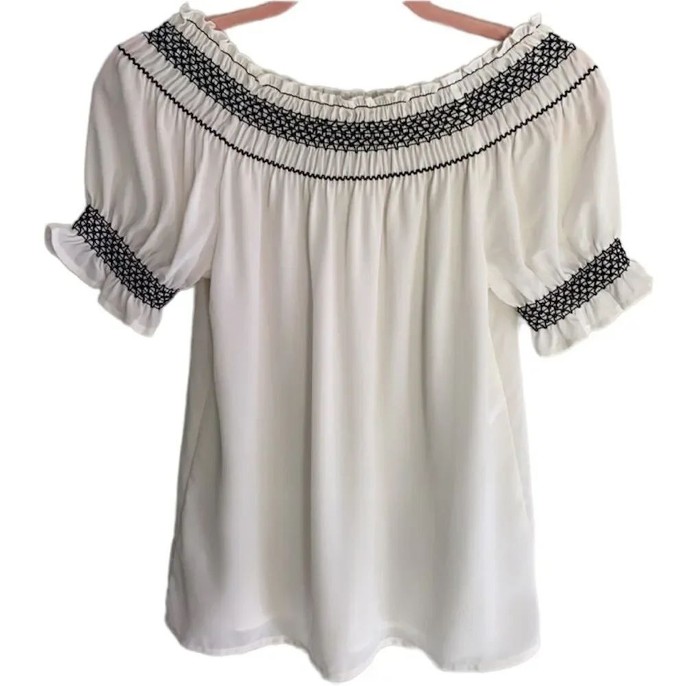 ✨Embroidered Off The Shoulder Blouse✨ - Picture 5 of 7